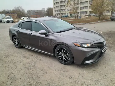 Toyota Camry 2020 года за 12 200 000 тг. в Усть-Каменогорск – фото 2