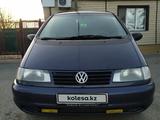 Volkswagen Sharan 1996 годаүшін2 600 000 тг. в Жанатас