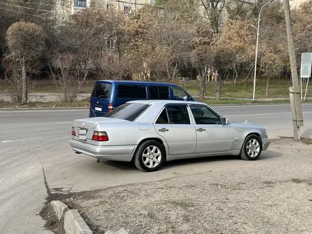 Mercedes-Benz E 320 1993 года за 3 000 000 тг. в Алматы