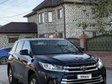 Toyota Highlander 2016 года за 10 000 000 тг. в Атырау – фото 2