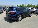 Toyota Highlander 2016 года за 10 000 000 тг. в Атырау – фото 4