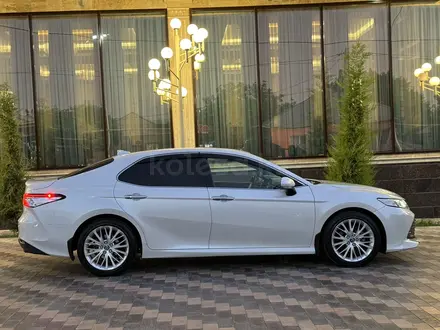 Toyota Camry 2018 года за 14 600 000 тг. в Шымкент – фото 3