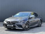 Toyota Camry 2022 года за 13 990 000 тг. в Актобе
