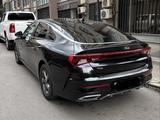 Kia K5 2021 года за 9 700 000 тг. в Алматы – фото 2