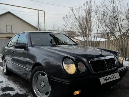 Mercedes-Benz E 280 1996 года за 2 200 000 тг. в Алматы