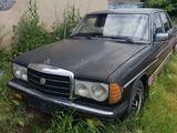 Mercedes-Benz E 220 1977 годаfor350 000 тг. в Караганда