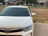 Toyota Camry 2017 года за 14 500 000 тг. в Актобе – фото 2