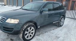 Volkswagen Touareg 2004 года за 2 300 000 тг. в Астана – фото 2