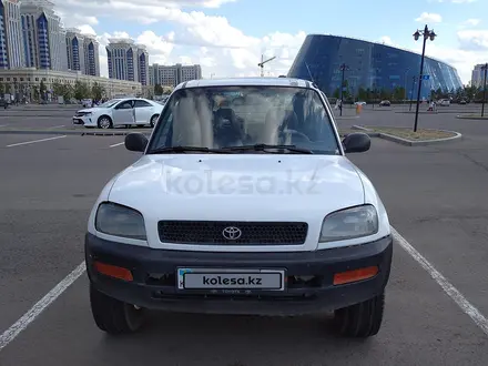 Toyota RAV4 1997 года за 2 300 000 тг. в Астана – фото 2