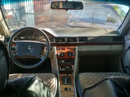Mercedes-Benz E 220 1992 года за 1 299 999 тг. в Караганда – фото 9