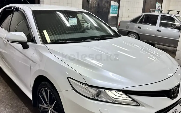 Toyota Camry 2021 года за 16 200 000 тг. в Шымкент