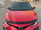 Toyota Camry 2021 года за 15 500 000 тг. в Атырау – фото 2