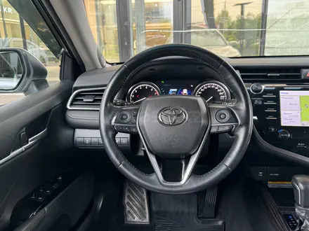 Toyota Camry 2019 года за 13 390 000 тг. в Алматы – фото 17