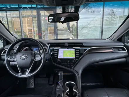 Toyota Camry 2019 года за 13 390 000 тг. в Алматы – фото 18