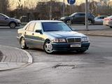 Mercedes-Benz C 200 1999 года за 3 000 000 тг. в Астана – фото 2