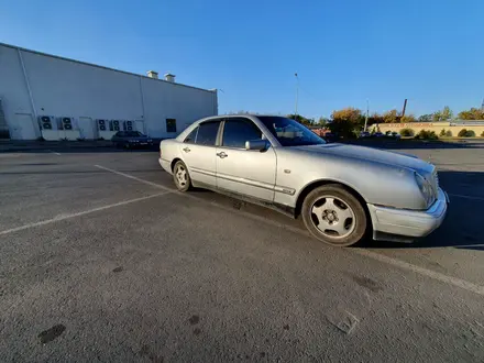 Mercedes-Benz E 320 1996 года за 1 650 000 тг. в Астана – фото 2