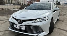 Toyota Camry 2019 года за 14 900 000 тг. в Жезказган – фото 2