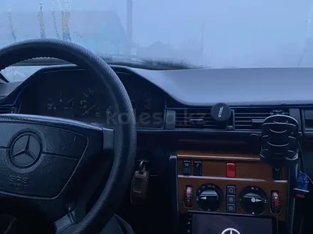 Mercedes-Benz E 220 1992 года за 2 300 000 тг. в Петропавловск – фото 3