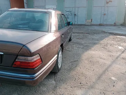 Mercedes-Benz E 220 1993 года за 2 700 000 тг. в Караганда – фото 13