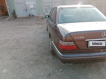 Mercedes-Benz E 220 1993 года за 2 700 000 тг. в Караганда – фото 14