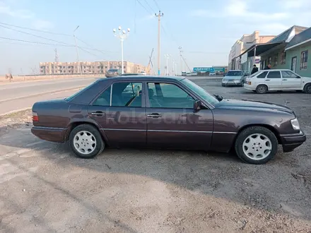 Mercedes-Benz E 220 1993 года за 2 700 000 тг. в Караганда – фото 17