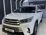 Toyota Highlander 2017 года за 21 900 000 тг. в Атырау