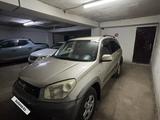 Toyota RAV4 2004 годаfor5 400 000 тг. в Астана