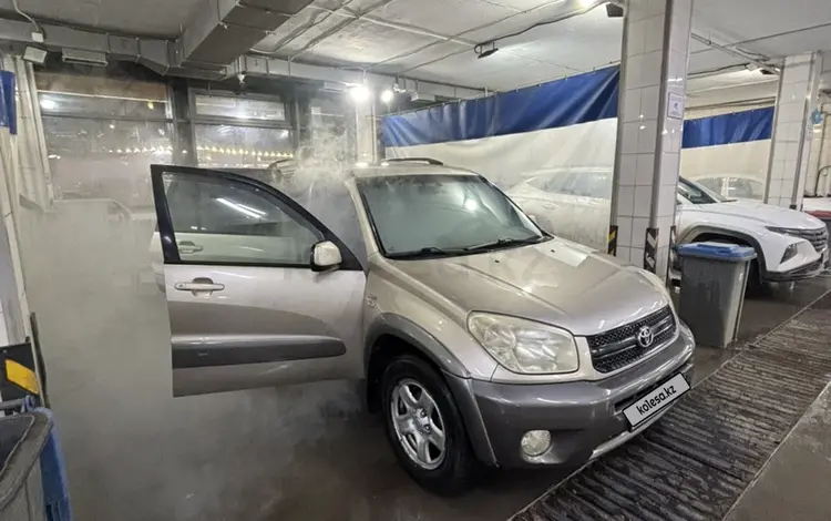 Toyota RAV4 2004 годаfor5 350 000 тг. в Астана