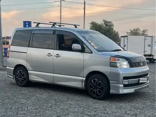 Toyota Voxy, 2002