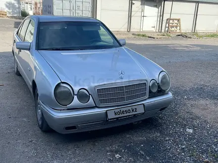 Mercedes-Benz E 280 1997 года за 1 800 000 тг. в Астана – фото 2