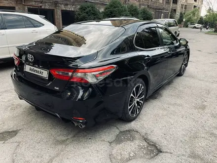Toyota Camry 2018 года за 12 200 000 тг. в Алматы – фото 3