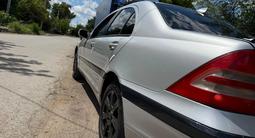 Mercedes-Benz C 200 2001 года за 2 100 000 тг. в Караганда – фото 3