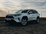 Toyota RAV4 2020 года за 17 500 000 тг. в Атырау