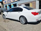 BMW 750 2010 годаүшін8 500 000 тг. в Алматы – фото 2