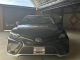 Toyota Camry 2022 года за 12 500 000 тг. в Шымкент