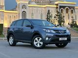 Toyota RAV4 2015 года за 10 500 000 тг. в Астана