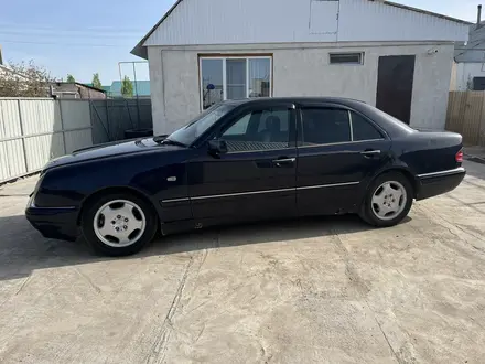 Mercedes-Benz E 320 1998 года за 2 800 000 тг. в Уральск – фото 2