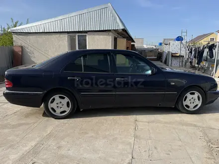 Mercedes-Benz E 320 1998 года за 2 800 000 тг. в Уральск – фото 8