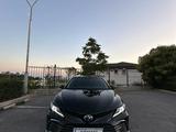 Toyota Camry 2023 года за 17 500 000 тг. в Актау – фото 2