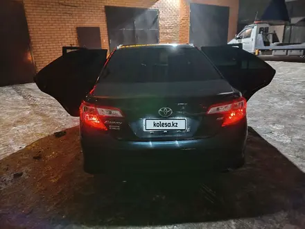 Toyota Camry 2014 года за 5 700 000 тг. в Актобе – фото 15