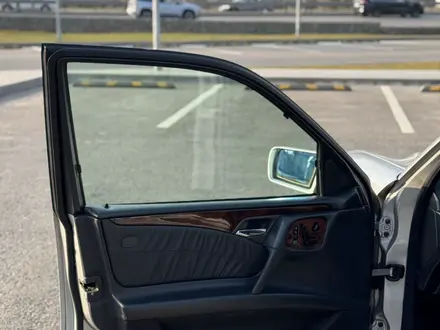 Mercedes-Benz E 320 1998 года за 5 300 000 тг. в Алматы – фото 17