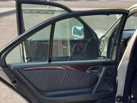 Mercedes-Benz E 320 1998 года за 5 300 000 тг. в Алматы – фото 18