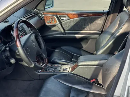 Mercedes-Benz E 320 1998 года за 5 300 000 тг. в Алматы – фото 19