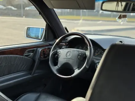 Mercedes-Benz E 320 1998 года за 5 300 000 тг. в Алматы – фото 23