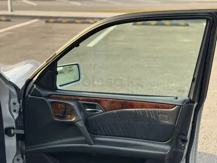 Mercedes-Benz E 320 1998 года за 5 300 000 тг. в Алматы – фото 24