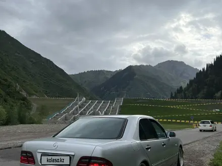 Mercedes-Benz E 320 1998 года за 5 300 000 тг. в Алматы – фото 29