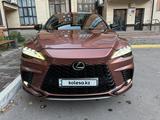 Lexus RX 500h 2023 года за 36 350 000 тг. в Астана – фото 2