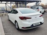 Hyundai Elantra 2019 годаfor8 650 000 тг. в Алматы – фото 2