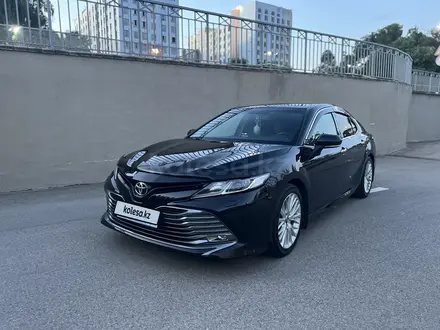 Toyota Camry 2018 года за 13 100 000 тг. в Алматы