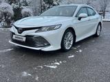 Toyota Camry 2018 года за 12 800 000 тг. в Шымкент – фото 2